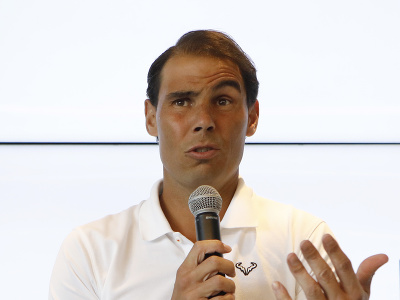 Španielsky tenista Rafael Nadal hovorí počas tlačovej konferencie v priestoroch svojej akadémie na Malorke