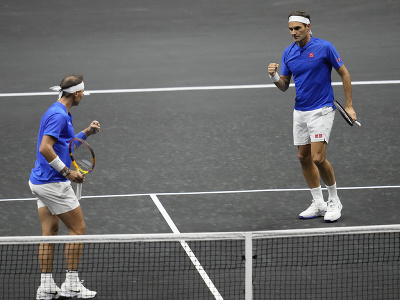 Roger Federer v jeho rozlúčkovom zápase s jeho spoluhráčom Rafaelom Nadalom