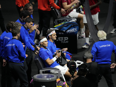 Roger Federer v jeho rozlúčkovom zápase s jeho spoluhráčom Rafaelom Nadalom