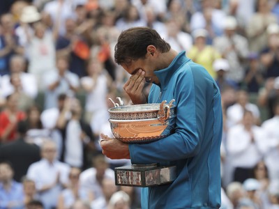 Španielsky tenista Rafael Nadal pózuje s trofejou