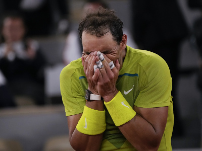 Španielsky tenista Rafael Nadal oslavuje víťazstvo nad Novakom Djokovičom