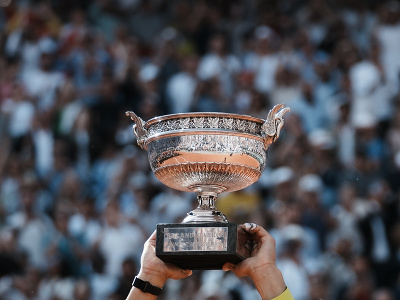 Rafael Nadal s trofejou pre víťaza Roland Garros