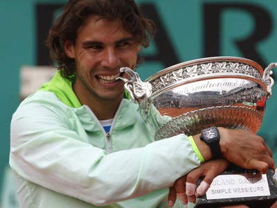 Rafael Nadal si s chuťou zakusol do slávnej trofeje