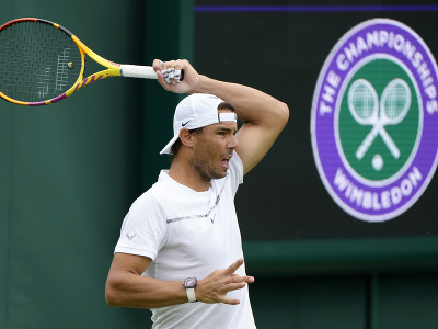 Španielsky tenista Rafael Nadal počas tréningu pred Wimbledonom