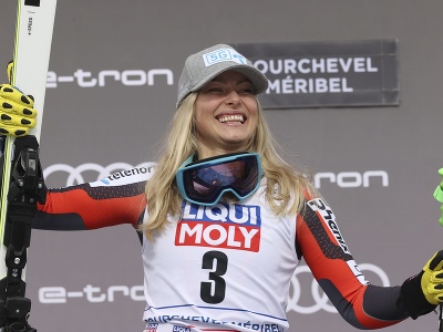 Nórka Ragnhild Mowinckelová sa teší na pódiu po víťazstve vo štvrtkovom finále super-G Svetového pohára alpských lyžiarok vo francúzskom stredisku Courchevel/Meribel