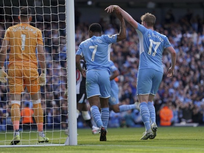 Na snímke futbalista Raheem Sterling (uprostred) z Manchestru City sa teší z gólu