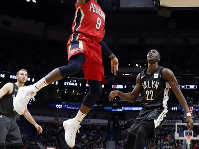 Basketbalista New Orleans Pelicans Rajan Rondo strieľa na kôš