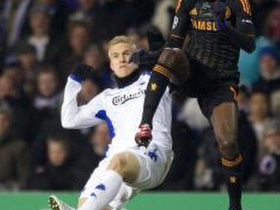 Ramires sa snaží pretlačiť Wendta