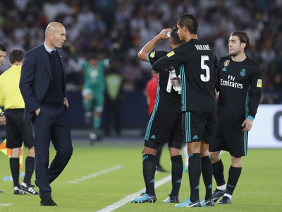 Zinedine Zidane a Raphael Varane (5) v diskusii počas prestávky na občerstvenie