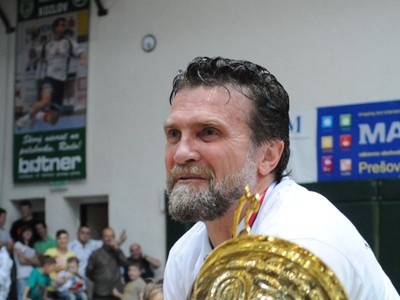Tréner Trtík s trofejou