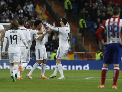 Pepe so spoluhráčmi oslavuje gól Realu