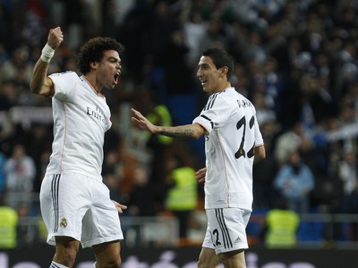 Pepe a Di María oslavujú gól Realu