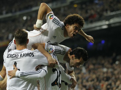 Pepe (na vrchu) so spoluhráčmi oslavuje gól Realu