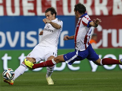 Gareth Bale a Juan Fran v súboji o loptu