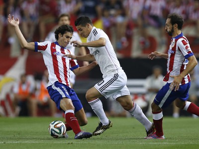 James Rodríguez sa snaží preniknúť defenzívou Atlética