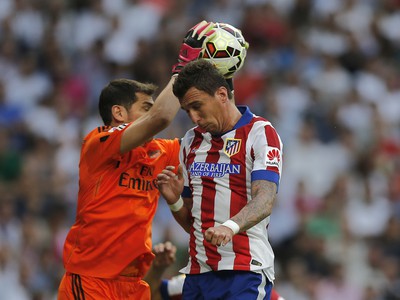Iker Casillas a Mario Mandžukič v súboji o loptu