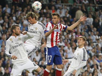 Zľava: Sergio Ramos, Fabio Coentrao a Saul v hlavičkovom súboji o loptu
