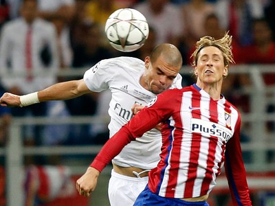 Pepe a Fernando Torres v súboji o loptu