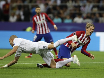 Pepe a Fernando Torres v súboji o loptu