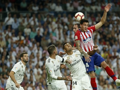  Jose Maria Gimenez v hlavičkovom súboji s hráčmi Realu
