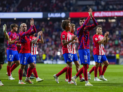 Hráči Atlética Madrid ďakujú fanúšikom po vyhratom derby