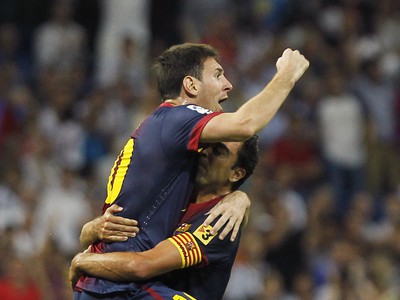 Messi a Xavi sa radujú z gólu