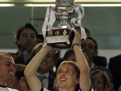 Luka Modrič s trofejou