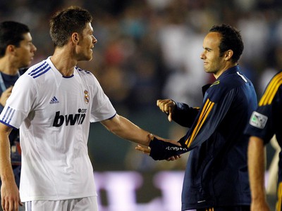 Landon Donovan a Xabi Alonso v priateľskom rozhovore