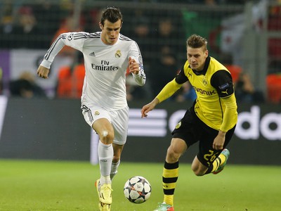 Gareth Bale a  Lukasz Piszczek v súboji