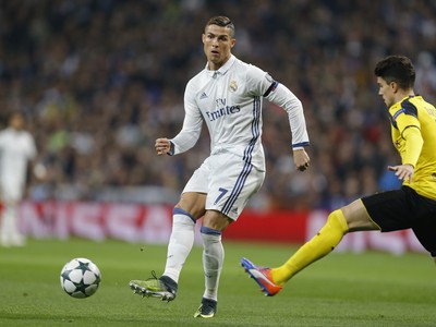 Hráč Realu Madrid Cristiano Ronaldo, vpravo hráč Dortmundu Marc Bartra