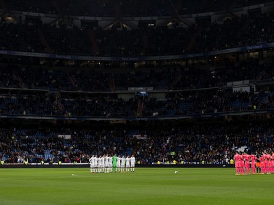 Hráči Realu Madrid a Cultura Leonesa počas predzápasovej minúty ticha