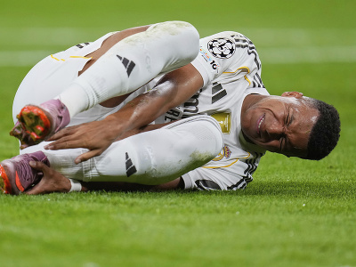 Kylian Mbappe po zákroku od súpera