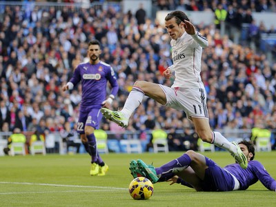 Gareth Bale a Arbilla v súboji o loptu