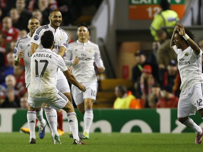 Karim Benzema so spoluhráčmi oslavuje gól Realu