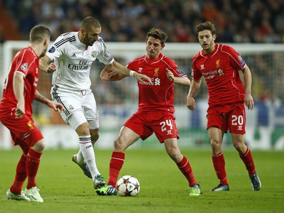 Karim Benzema sa pokúša preniknúť defenzívou Liverpoolu