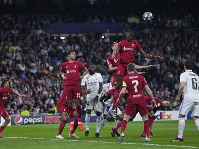  Hráč Liverpoolu Ibrahima Konate(uprostred vpravo) skáče za loptou