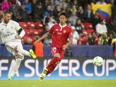 Hráč Realu Madrid Sergio Ramos (vľavo) v súboji s Hiroshiom Kiyotakeom zo Sevilly vo futbalovom zápase o európsky Superpohár UEFA Real Madrid - FC Sevilla 