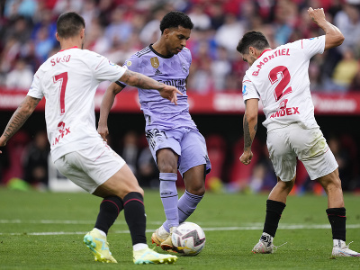 Rodrygo medzi dvomi obrancami FC Sevilla