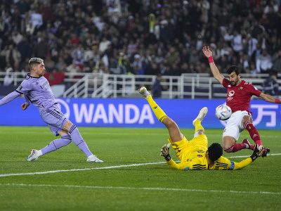 Na snímke vľavo hráč Realu Federico Valverde strieľa druhý gól v zápase semifinále MS klubov vo futbale