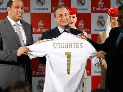 Florentino Pérez drží dres