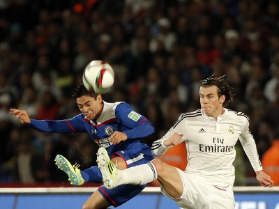 Gareth Bale a Fausto Pinto v súboji o loptu