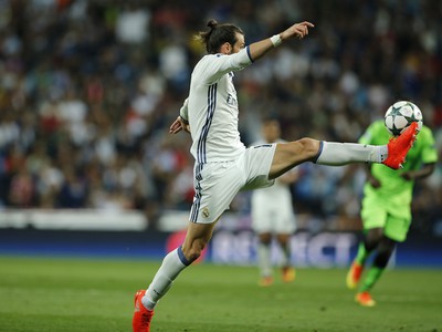 Gareth Bale a Marvin Zeegelaar v súboji