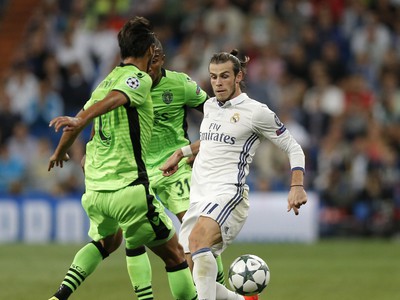 Gareth Bale, Bryan Ruiz a Marvin Zeegelaar v súboji o loptu