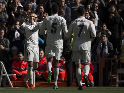 Gareth Bale oslavuje gól so spoluhráčmi