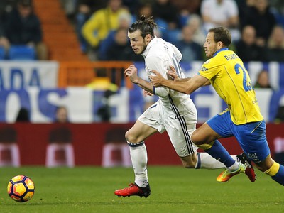Gareth Bale a Dani Castellano v súboji