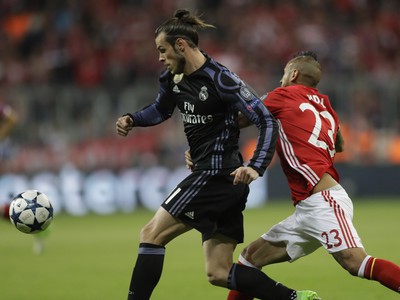 Hráč Bayernu Arturo Vidal (vpravo) a hráč Realu Gareth Bale v súboji o loptu