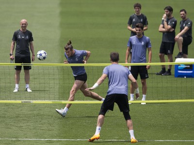 Gareth Bale hlavičkuje s loptou počas tréningu