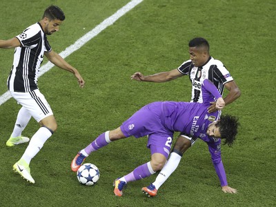 Isco v súboji s hráčmi Juventusu