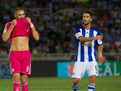 Sklamaný Karim Benzema (vľavo) v zápase so San Sebastianom