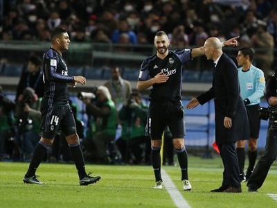 Karim Benzema oslavuje prvý gól Realu s trénerom Zidanom